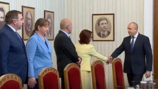 Атанасова пристигна с още пет човека при Радев само за да му каже, че... ВИДЕО 