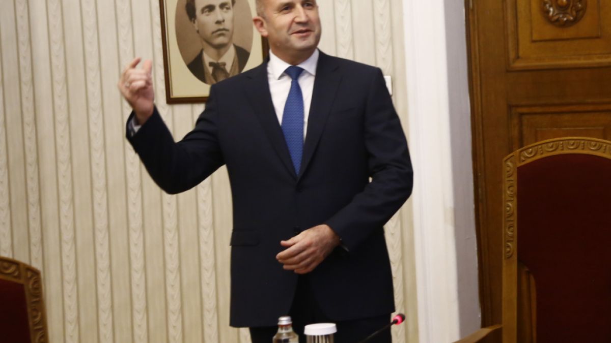 Кой кой е в новото служебно правителство с 20 министри БИОГРАФИИ и СНИМКИ