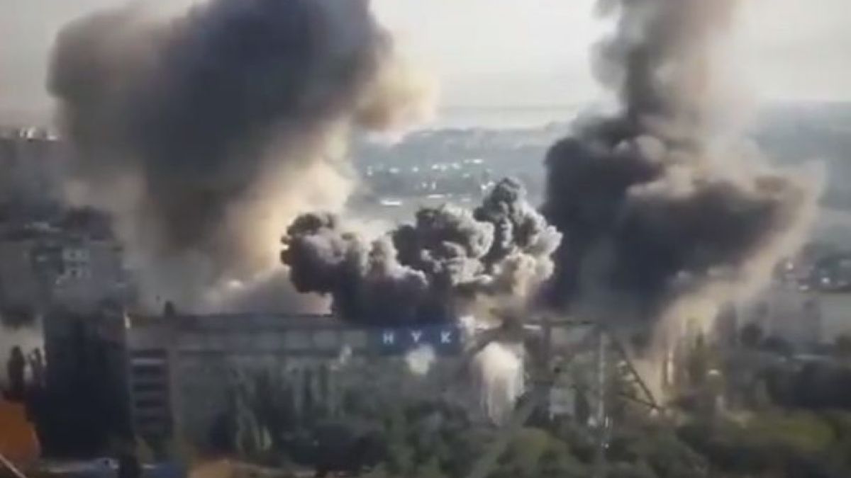 ВИДЕО от войната: 10 руски ракети удариха Николаев, разрушиха университети, обърнати в казарми на нацгвардията