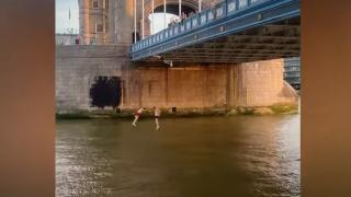 Жегата накара лондончани да се хвърлят в Темза ВИДЕО