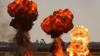 ВИДЕО от войната: Димящи останки от новата американска гаубица M777 в Донбас