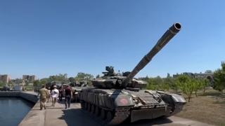 ВИДЕО от войната: В Мариупол показаха трофейните оръжия на ВСУ