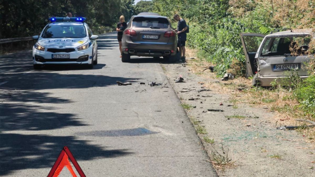 Блондинка с Порше помете Фолксваген край Ахелой СНИМКИ