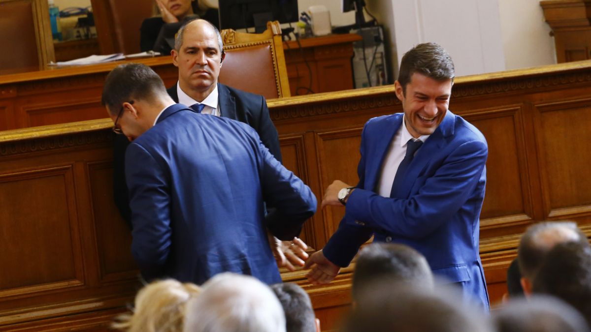 Битката е безмилостно жестока, хиляди напират за НС! От днес всичко вече е избори