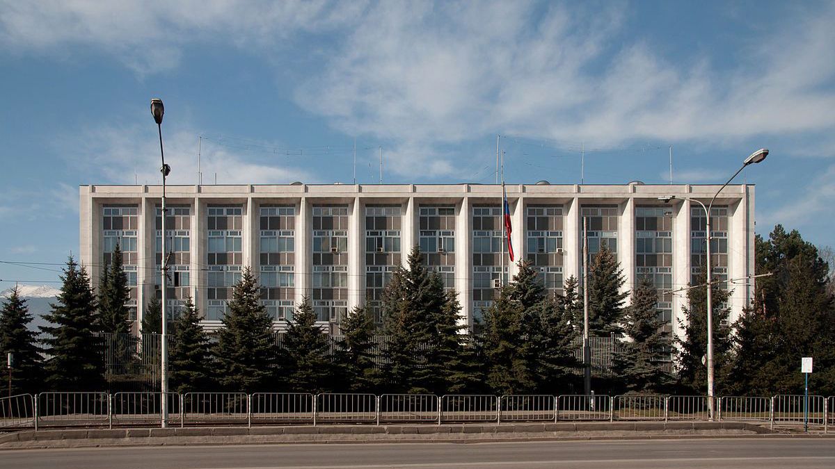 Кирил Петков разблокира $890 000 за руското посолство