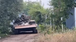 ВИДЕО от войната: Руски бойци отмъкнаха танк на ВСУ директно от бойното поле
