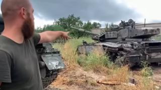 ВИДЕО от войната: Танкове на "Азов" преминаха на служба в армията на ДНР