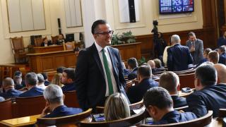 Цончо Ганев се похвали, че е свалил знамето на ЕС в кабинета си СНИМКА