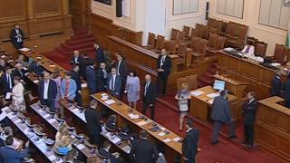 Жесток скандал разтресе парламента! Атанасова и Ананиев се хванаха за гушите, ето какво последва ВИДЕО 