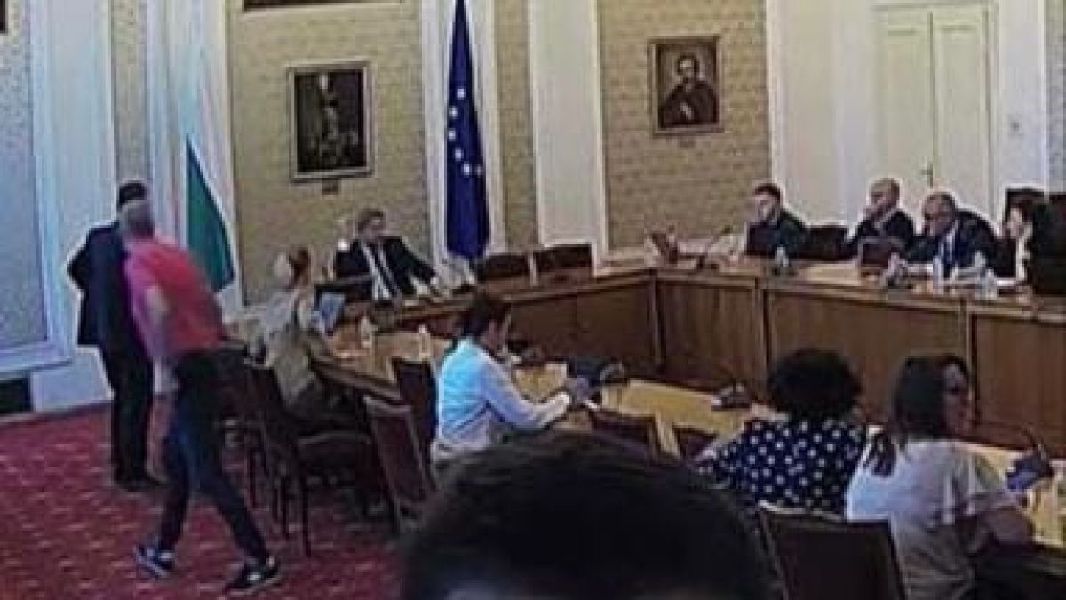 Ауу, какви неща чух! Деси Атанасова втрещена от изтекла информация от сбирка на ДБ! ВИДЕО
