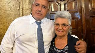 Любов от разстояние: Г-жа Митева заряза болния си мъж заради целувка с Борисов ВИДЕО