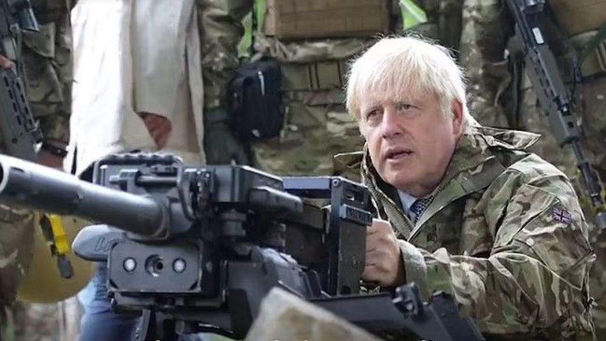 Борис Джонсън се готви за война: Мята гранати и стреля с NLAW пред украински военни ВИДЕО
