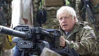 Борис Джонсън се готви за война: Мята гранати и стреля с NLAW пред украински военни ВИДЕО