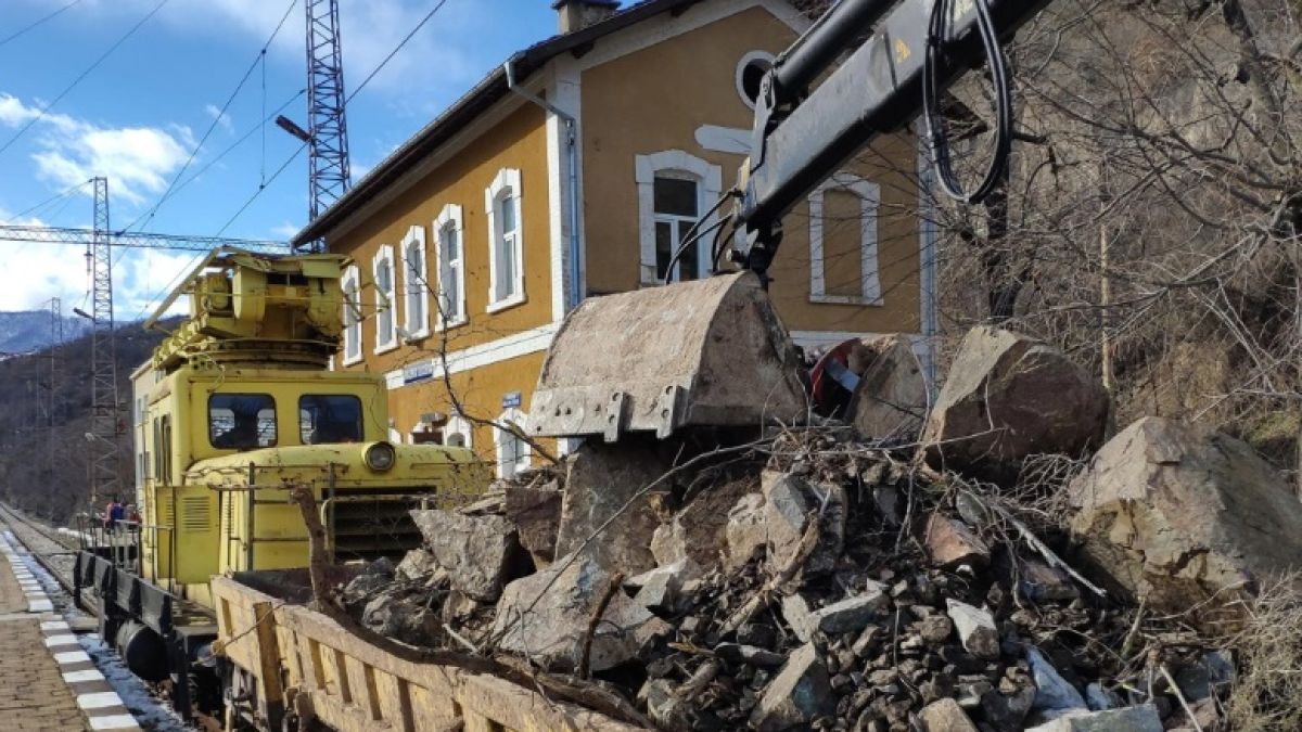 Жилищни сгради в Бобов дол се напукват заради свлачище
