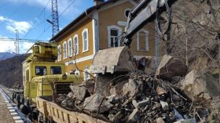Жилищни сгради в Бобов дол се напукват заради свлачище