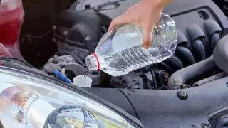 Защо е опасно да заменяте с вода течността за чистачки през лятото
