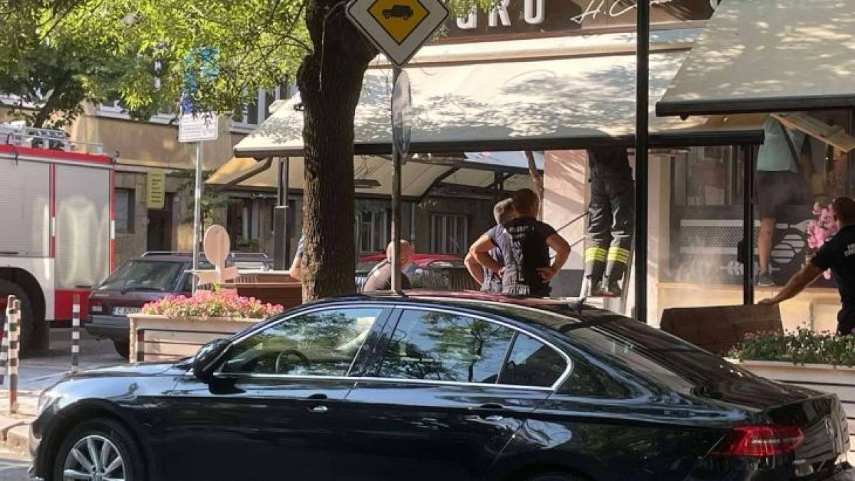 Първо в БЛИЦ: Опасен пожар стресна центъра на София СНИМКИ