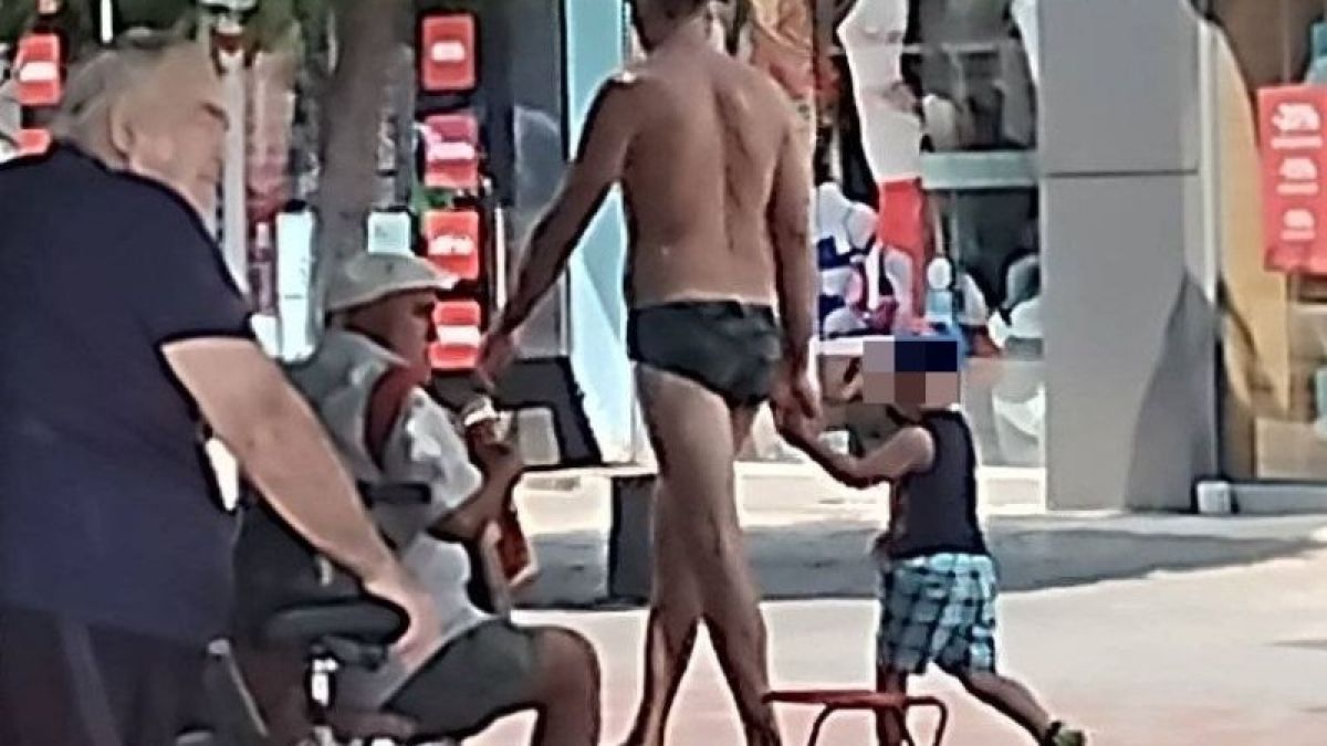 Мъж само по бански в центъра на Варна раздели мрежата, ето какво го застигна СНИМКА