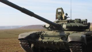 ВИДЕО от войната: Руски войник се скри под танк заради дрон, последва взрив