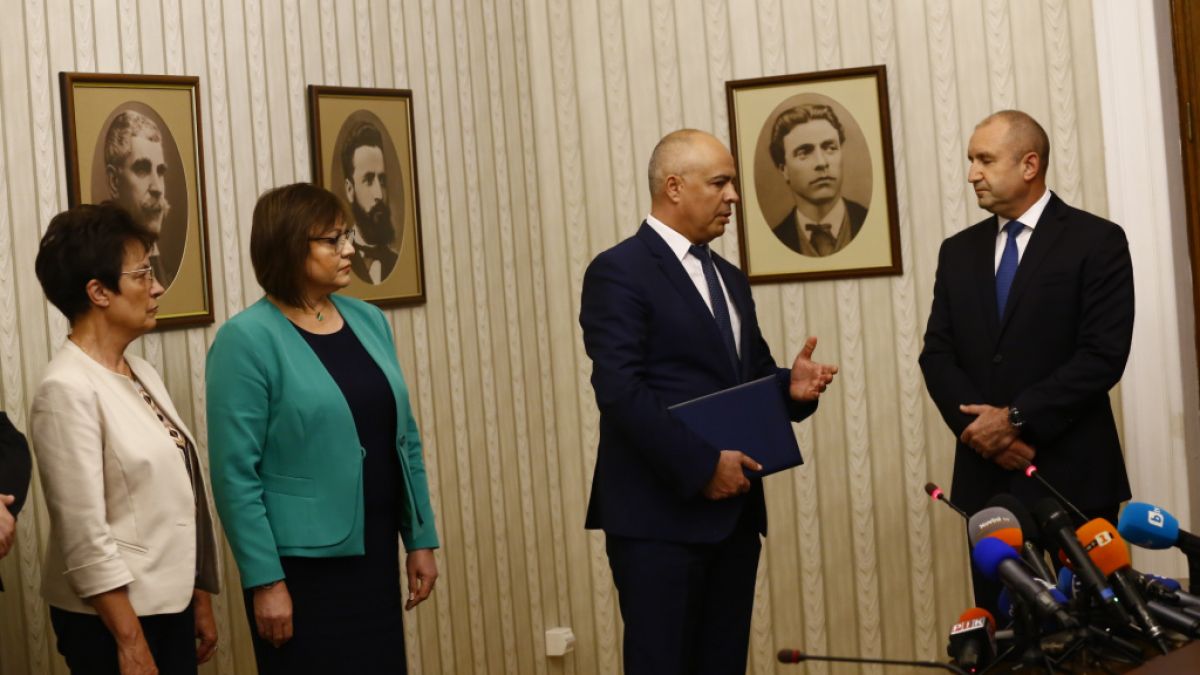 БСП връща мандата, всички погледи са в президента 