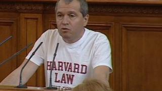 Тошко Йорданов взриви парламента със заядлива тениска, годеникът на Лена го порица
