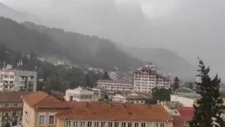 Свирепи бури връхлетяха Девин, Пирдоп и Карлово, стихията се носи към Русе и други места ВИДЕО