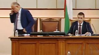 Ген. Атанасов сгафи в парламента, Мирослав Иванов го прокуди, залата се залива от смях ВИДЕО