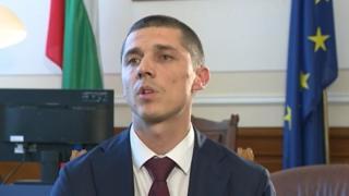 Годеникът на Лена изчака да свърши НС, захапа Радев и попиля всички депутати!