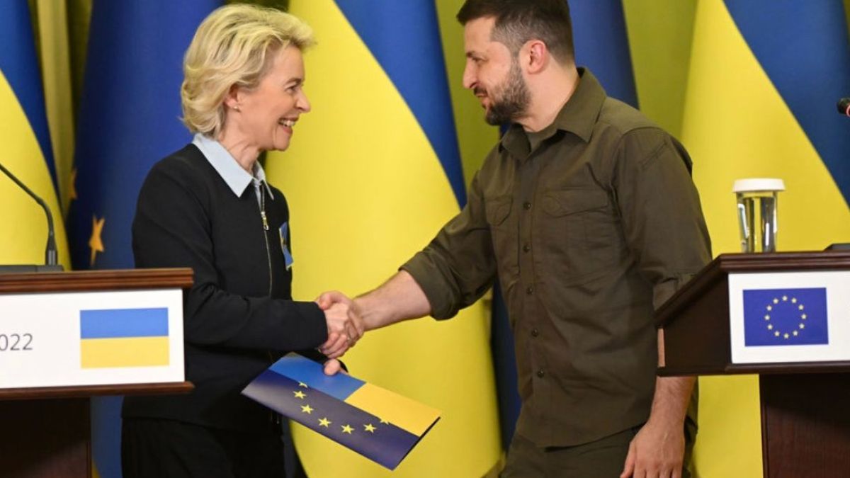 Демокрация ли? Вижте как нападат рускоговорящите жени в Западна Украйна ВИДЕО