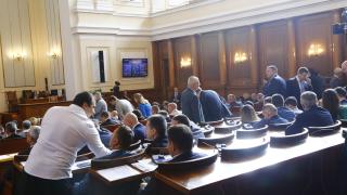Бивша министърка от ГЕРБ вдигна червен картон на парламента