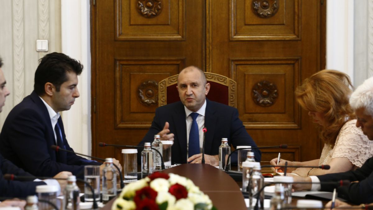 Декларации: Кирил Петков милионер и бръмчи с 4 коли, Радев и Борисов даже нямат апартаменти, а най-беден министър е...