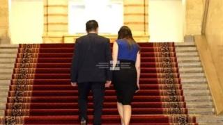 Бориславова се оправда за скандалната СНИМКА с Кирил Петков на излизане от МС БЛИЦ TV