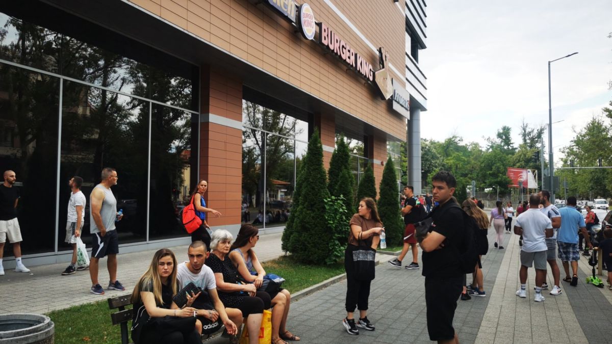 Вой на сирени и спешна евакуация в пловдивски мол СНИМКИ