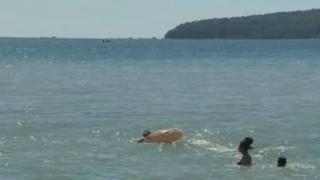 Какво е това в морето до Варна? Гъсто, кафеникаво-зелено и миризливо СНИМКА