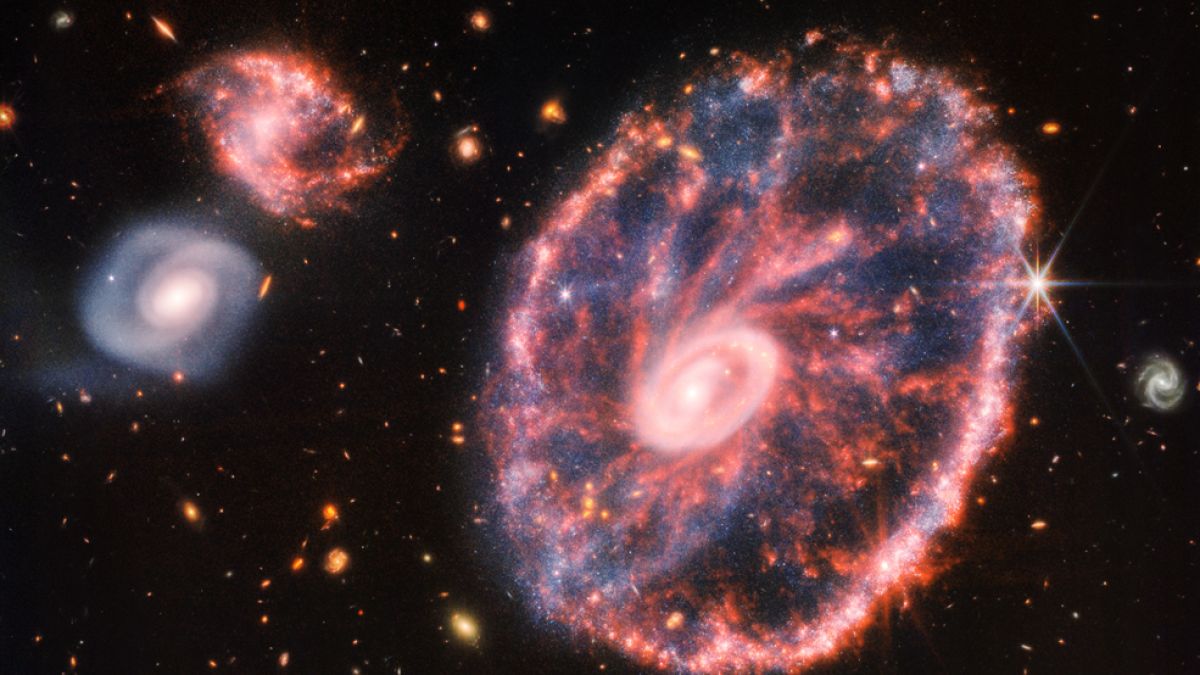 NASA публикува уникален кадър на галактика, намираща се на 500 млн. светлинни години от нас СНИМКА