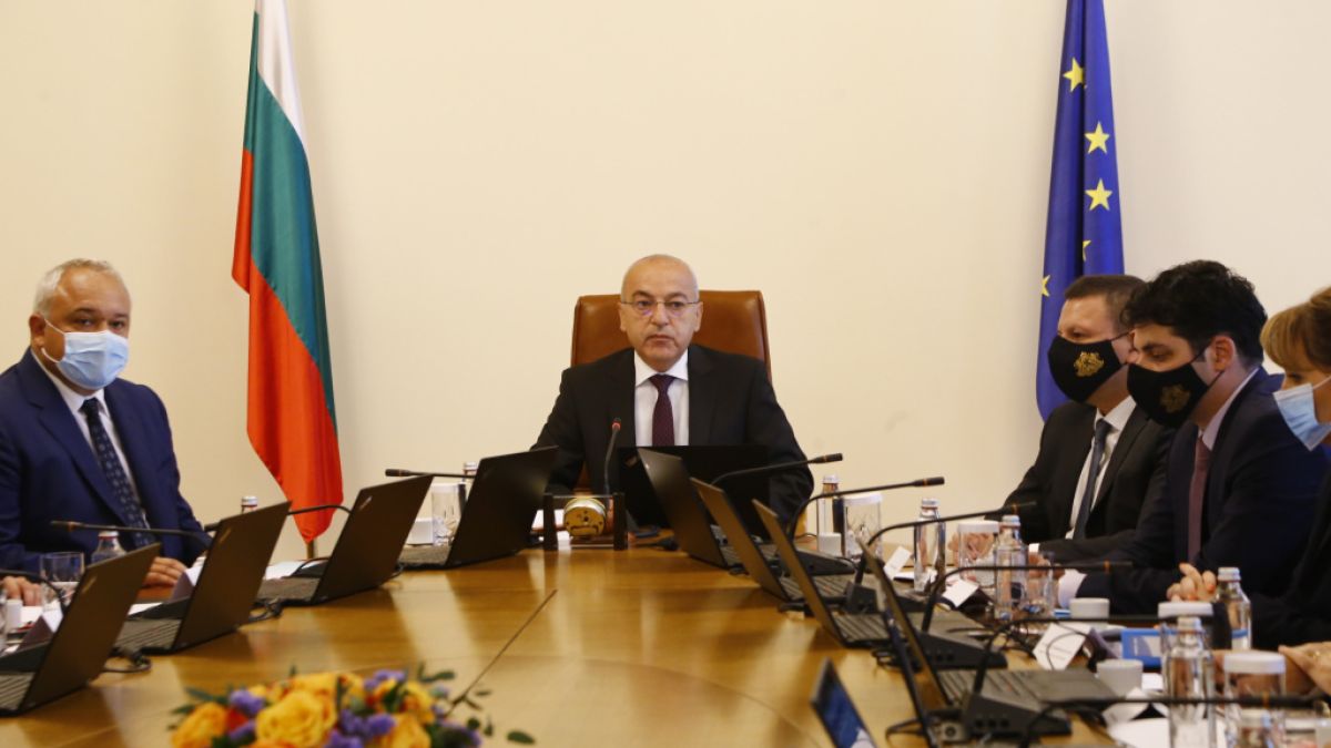 Служебният премиер взе куп важни решения