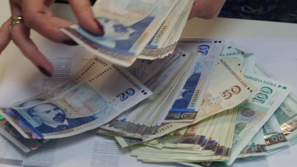 Прогнозират скок на сивата икономика заради Петков