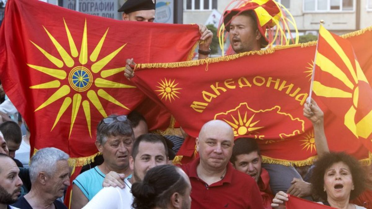 Протест пред посолството ни в Скопие: „Не на българските изнудвания“