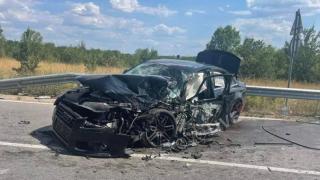 "Ауди" се вряза челно в кран в Хасковско, линейки хвърчат към болницата СНИМКИ