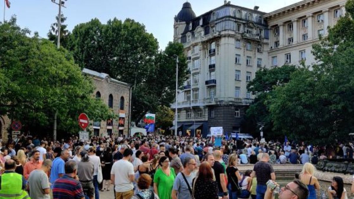 Градските десни до вчера падаха на колене пред Радев, сега станал "руски шпионин"