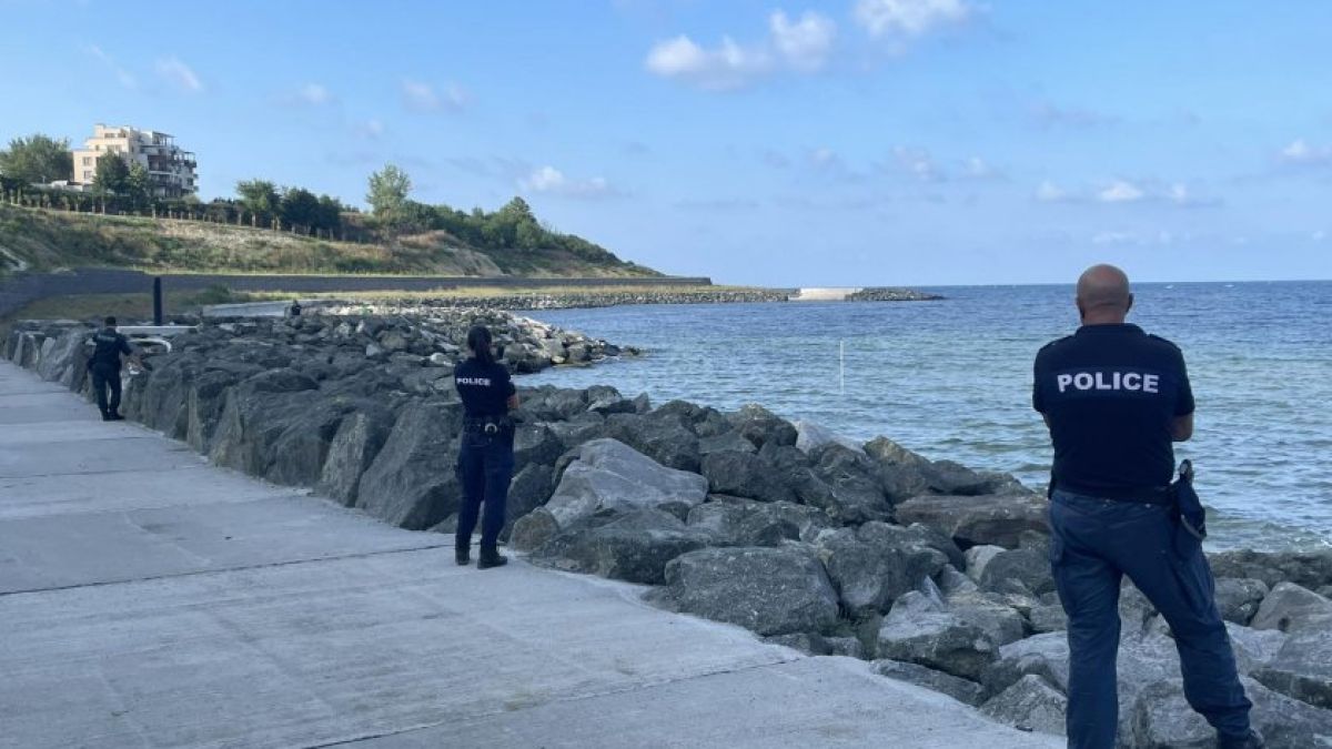 Първи СНИМКИ от централния плаж в Царево, блокиран от полиция 