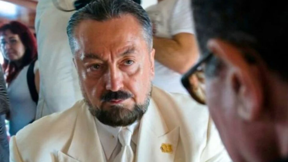 Излязоха страшни подробности за изнасилването на 1000 жени от Октар - богатия турски проповедник СНИМКИ