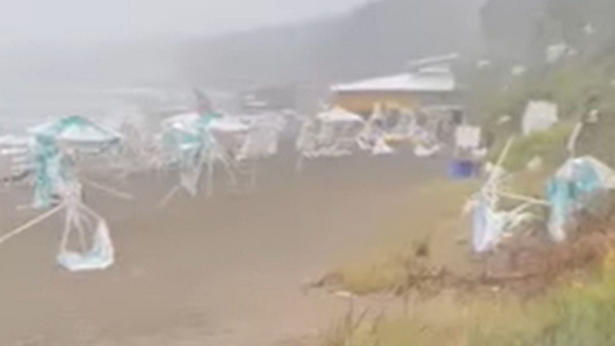 Страшна буря връхлетя Ахтопол, помете плажа и всичко по пътя си ВИДЕО 