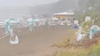 Страшна буря връхлетя Ахтопол, помете плажа и всичко по пътя си ВИДЕО 