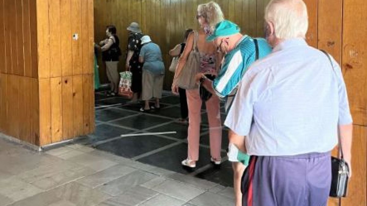 Вирус не ги лови! Безстрашни пенсионери се подредиха за пари СНИМКИ