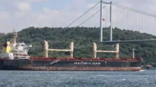 Корабът "Рожен" пресече Босфора, а четирима български моряци...