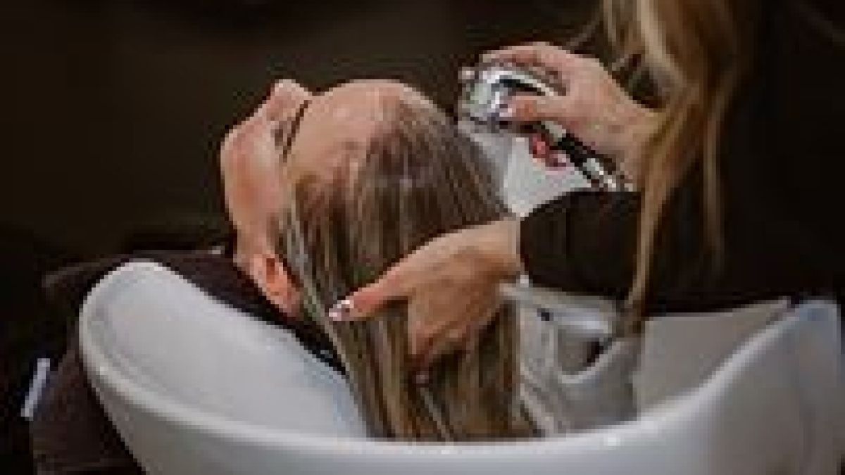 Всички, ходили при пловдивска фризьорка, пищят на умряло, но не заради прическите СНИМКИ
