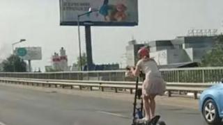 Емили Tротинетката пак гази закона, ето какво направи на магистралата