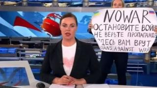 Нов удар за руската журналистка, призовала в тв ефир за край на войната 