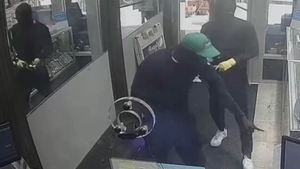 ВИДЕО запечата обир за над 2 милиона долара в центъра на Ню Йорк